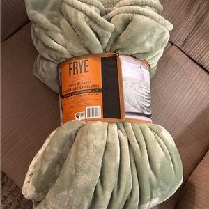 FRYE Soft Plush Blanket in Light Green